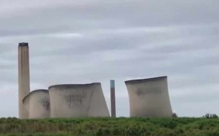 Τρεις τραυματίες από επεισοδιακή κατεδάφιση γιγαντιαίων καμινάδων στη Βρετανία