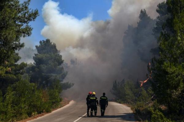 Δραματικές ώρες στη Μακρυμάλλη: Ηλικιωμένοι δεν εγκαταλείπουν τα σπίτια τους