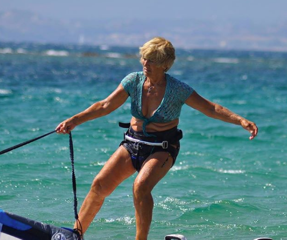 Η απίστευτη ιστορία της 81χρονης σέρφερ που θα κάνει τον διάπλου Κεφαλονιά- Κυλλήνη με windsurf