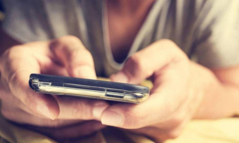 Τρόμος για Λαρισαίο – Εξερράγη το κινητό του την ώρα που κοιμόταν