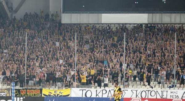 Επίσκεψη οπαδών της ΑΕΚ στο ξενοδοχείο