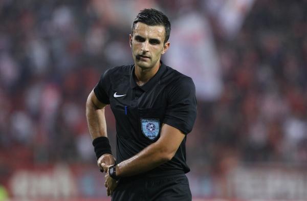 Στο VAR ο Κουμπαράκης – Έδειξε «παίζετε»