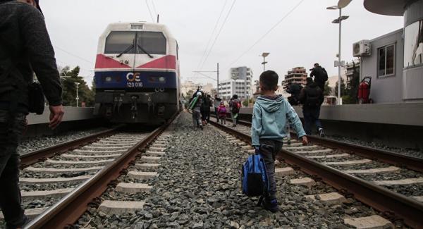 Πρόσφυγες διαμαρτύρονται στον σταθμό Λαρίσης