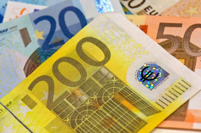 Στα 6.500 ευρώ το ανώτατο ασφαλιστέο εισόδημα μισθωτών