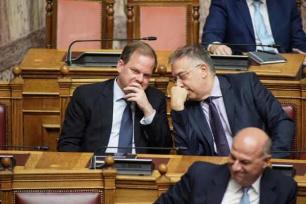 Ο Καραμανλής και τα λεωφορεία