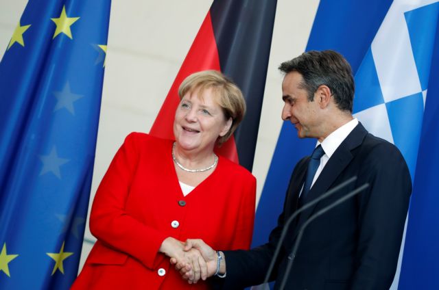Mitsotakis briefs Merkel on government programme, discusses green development