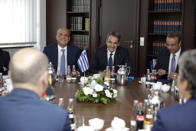 Spiegel: Ο Κυριάκος Μητσοτάκης ζητεί επενδύσεις, όχι χάρες