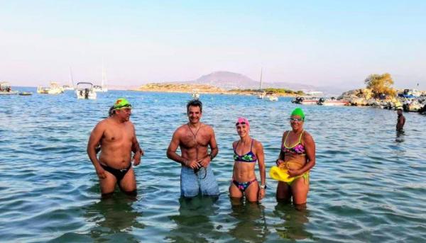 Τελευταίες καλοκαιρινές βουτιές για τον Κυριάκο Μητσοτάκη