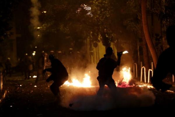 Αγρια επεισόδια στα Εξάρχεια – Τραυματισμοί και προσαγωγές