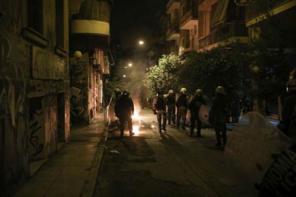 Επιθέσεις με μολότοφ σε Πολυτεχνείο και Χαριλάου Τρικούπη – Δύο προσαγωγές