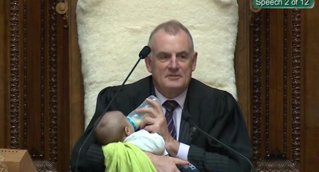 Νέα Ζηλανδία: O πρόεδρος της Βουλής σε χρέη babysitter, ταΐζει μωρό βουλευτή