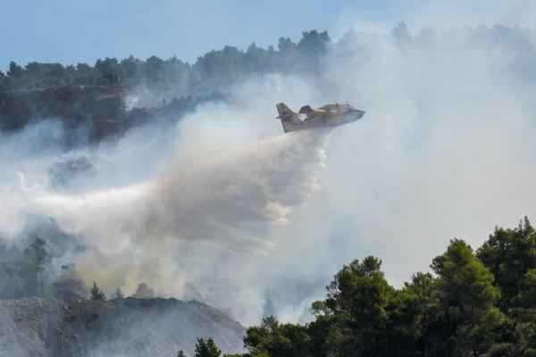 Τιτάνια μάχη των πυροσβεστών σε δύο πύρινα μέτωπα στην Εύβοια – Αγωνία για τους ανέμους και τις αναζωπυρώσεις