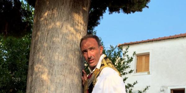 Με φουστανέλα ο Νίκος Αλιάγας σε πανηγύρι στο Μεσολόγγι