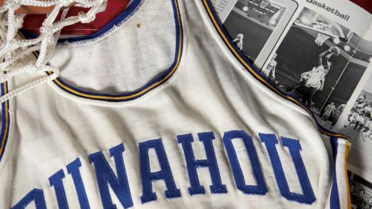 Πουλήθηκε για 120.000 δολάρια η φανέλα του Ομπάμα που έπαιζε μπάσκετ στο γυμνάσιο