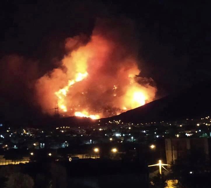 Καίγεται ο Υμηττός – Εκκενώθηκαν σπίτια στην Παιανία (εικόνες)