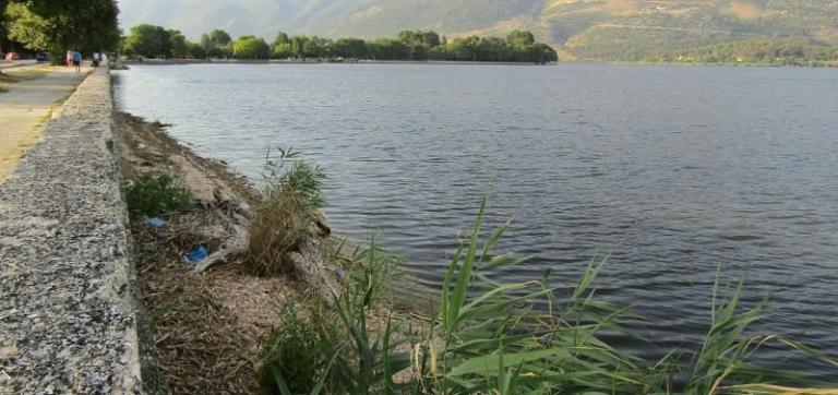 Ανομβρία και ζέστη : Υποχωρεί και η στάθμη της λίμνης των Ιωαννίνων (εικόνες)