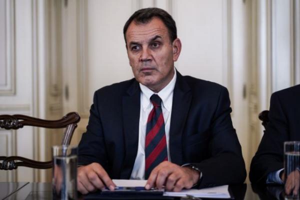 Δίπλα στους πιλότους των Canadair ο υπουργός Άμυνας