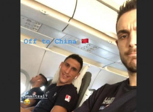 Εθνική μπάσκετ: Ο Παπαπέτρου βγάζει selfie και ο Μάντζαρης… κοιμάται