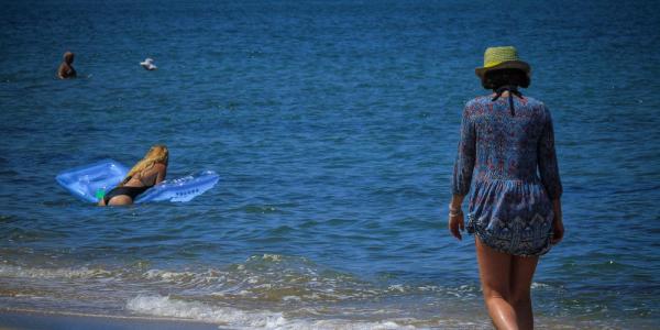 Καιρός για παραλία την Κυριακή με ζέστη και… σκόνη