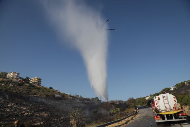 Υπό έλεγχο η φωτιά στην Πεντέλη – Στις αυλές των σπιτιών έφτασαν οι φλόγες