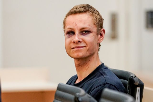 Χαμογελαστός εμφανίστηκε στο δικαστήριο ο ύποπτος της επίθεσης σε τζαμί στο Όσλο