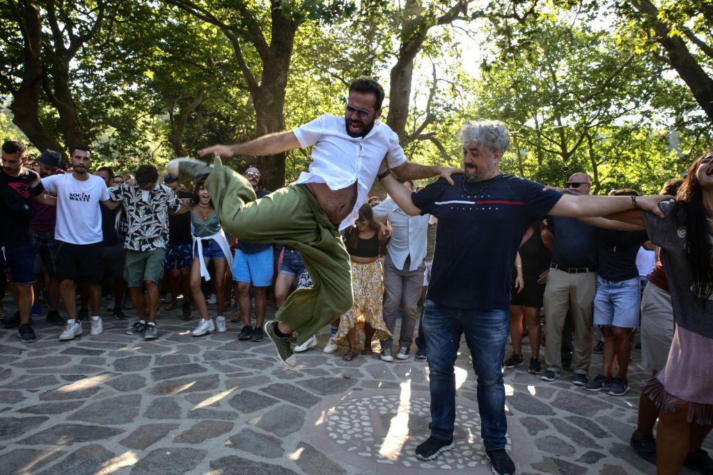 Το μεγαλύτερο πανηγύρι του Δεκαπενταύγουστου έγινε στην Ικαρία- 10 καρέ από το ξέφρενο γλέντι