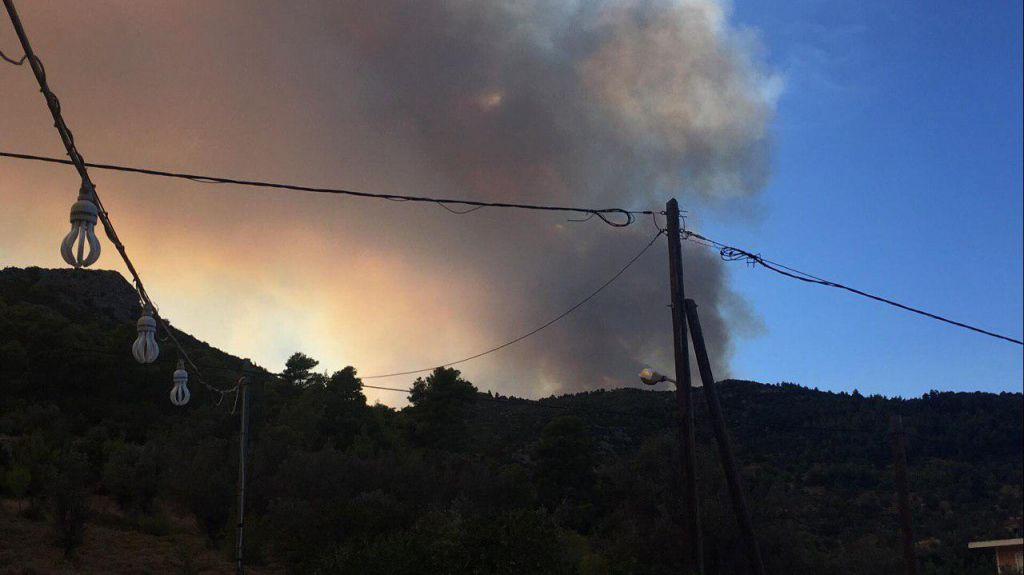 Εφιάλτης στην Εύβοια: Σοβαρή αναζωπύρωση στην Πλατάνα – Απειλείται και η Άτταλη