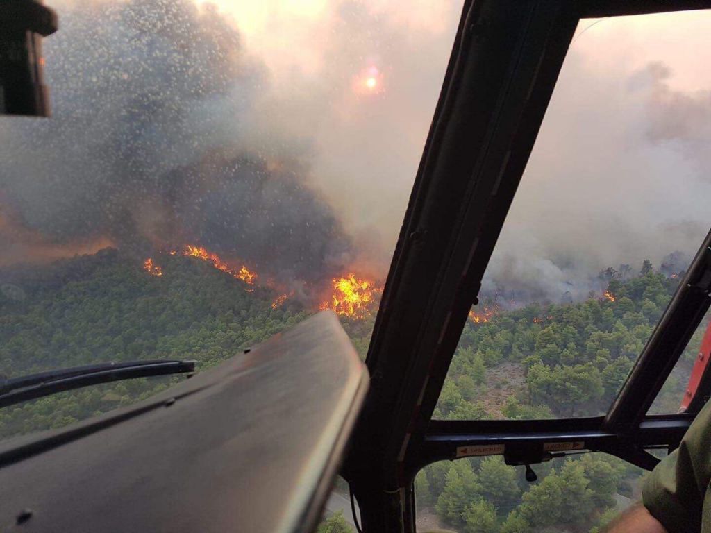Εύβοια: Συγκλονιστικές εικόνες από τις εναέριες «μάχες» με τις φλόγες