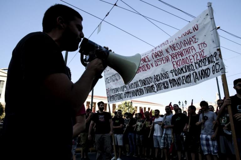 ΠΑΜΕ: Κινητοποίηση για το πανεπιστημιακό άσυλο στα Προπύλαια