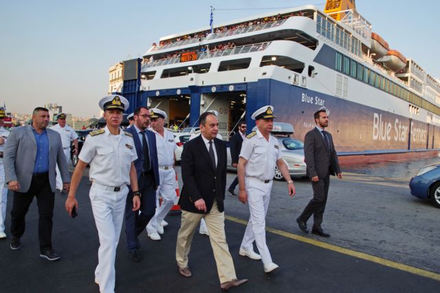 Στο λιμάνι του Πειραιά ο υπουργός Ναυτιλιάς Ιωάννης Πλακιωτάκης