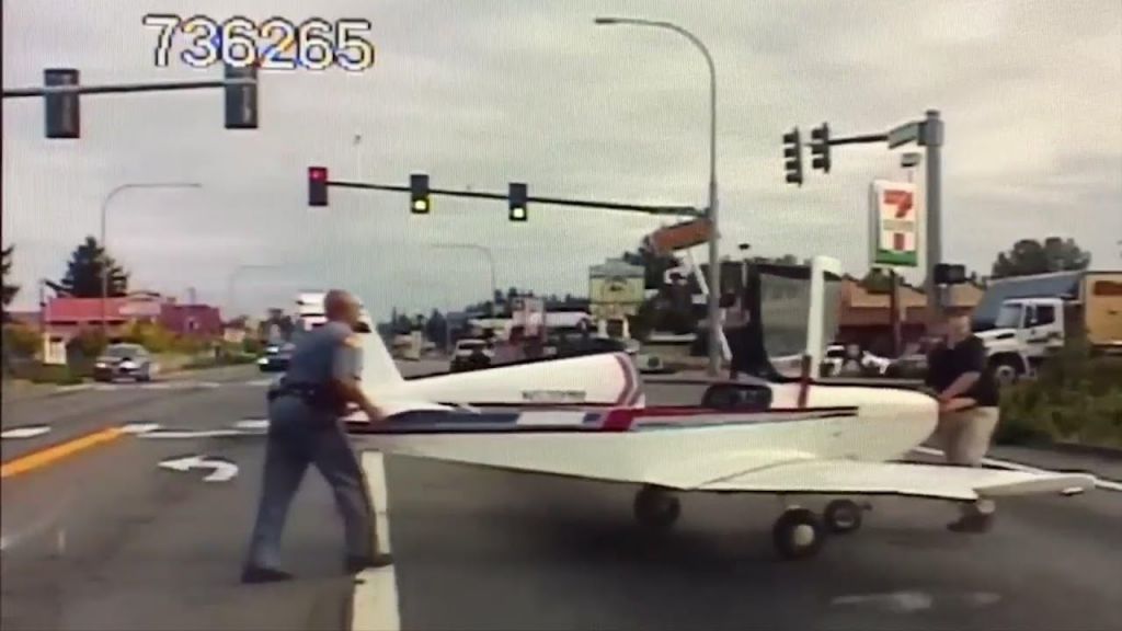 Επικό βίντεο: Αεροπλάνο προσγειώνεται... στη μέση της λεωφόρου