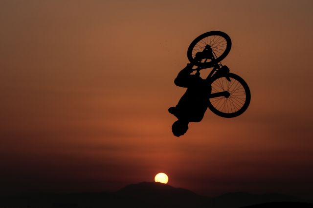 Μοναδικά καρέ: Ακροβατικά στους δύο τροχούς με θέα το ηλιοβασίλεμα στο Καβούρι