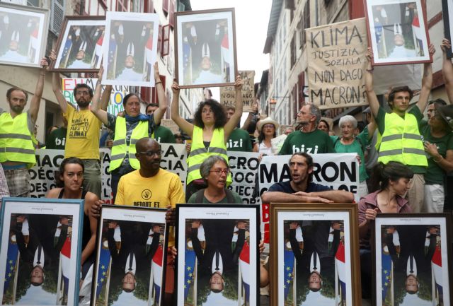 Πορεία διαμαρτυρίας με φωτογραφίες του Μακρόν για τη σύνοδο της G7
