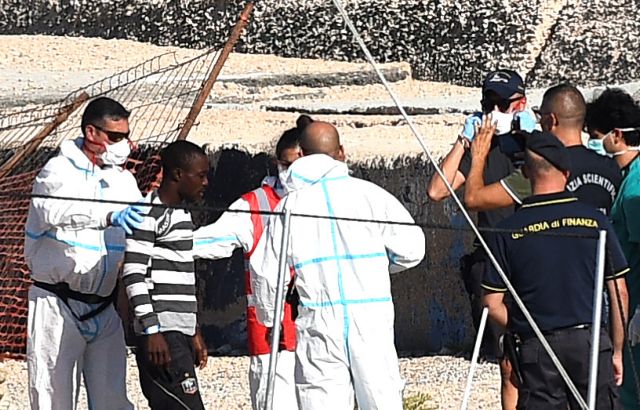 «Μας έβλεπαν πλοία και έφευγαν» – Συγκλονίζει ο μοναδικός επιζών πρόσφυγας σε πλεούμενο στη Μάλτα