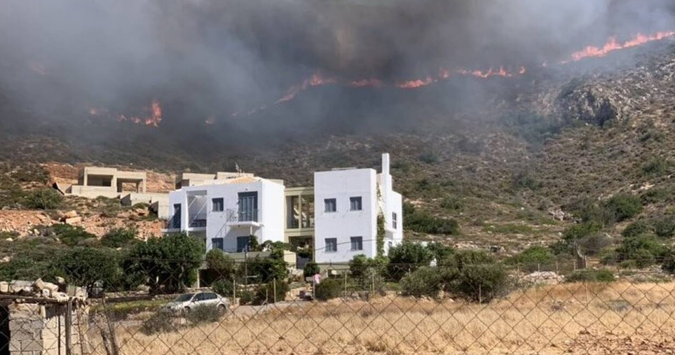 Ανησυχία για τις διάσπαρτες πύρινες εστίες στην Ελαφόνησο – Εκκενώθηκαν περιοχές, συνεχείς οι αναζωπυρώσεις