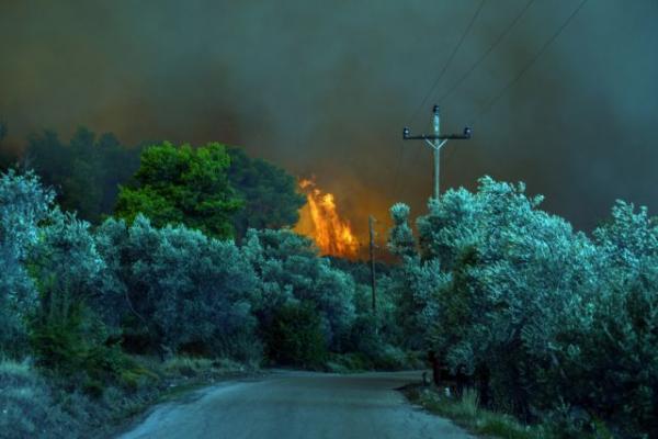 Υπό μερικό έλεγχο η φωτιά στην Αρχαία Κόρινθο