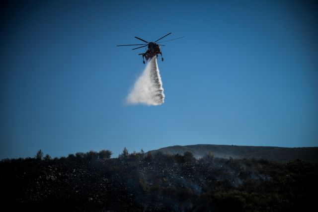 Ισχυρές εναέριες δυνάμεις επιχειρούν στην Ελαφόνησο – Σε ύφεση η πυρκαγιά στο Μαραθώνα