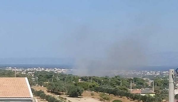 Μεγάλη φωτιά στην Αρτέμιδα – Εκκενώνονται σπίτια