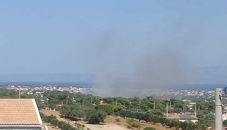 Μεγάλη φωτιά στην Αρτέμιδα - Εκκενώνονται σπίτια