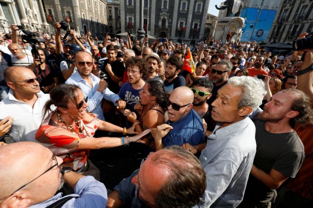 Editorial Ta Nea: Hourglass