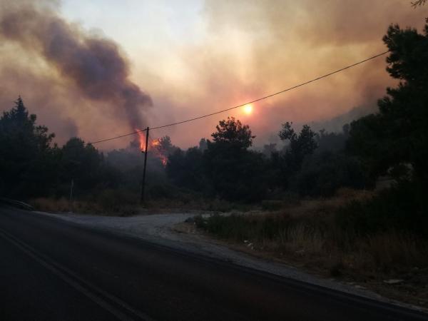 Νύχτα αγωνίας στη Σάμο: Μάχη να περιοριστούν τα πύρινα μέτωπα