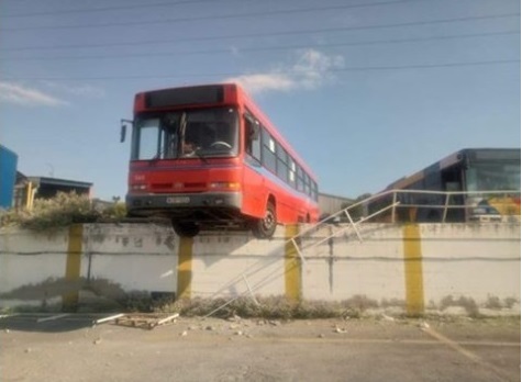 Τρόμος στη Θεσσαλονίκη: Λεωφορείο βρέθηκε να κρέμεται στο κενό