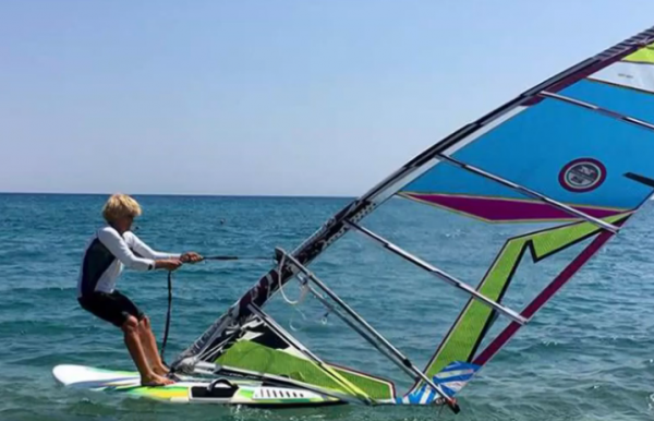 Έγραψε ιστορία η 81χρονη σέρφερ: Ολοκλήρωσε τον διάπλου Κεφαλονιάς – Κυλλήνης