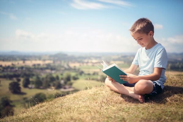 Πρέπει το παιδί να διαβάζει το καλοκαίρι;