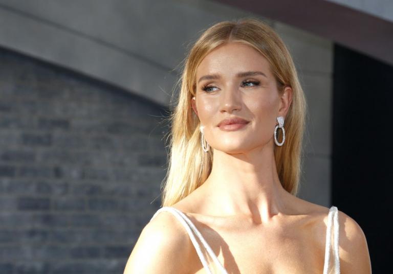 Ρόζι Χάντινγκτον: Η ρουτίνα περιποίησης που ακολουθεί για υπέροχο δέρμα