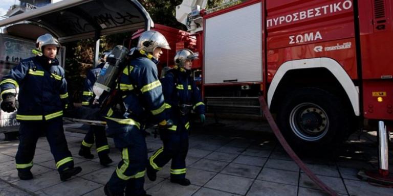 Πυρκαγιά κατά μήκος της σιδηροδρομικής γραμμής στην περιοχή της Σίνδου