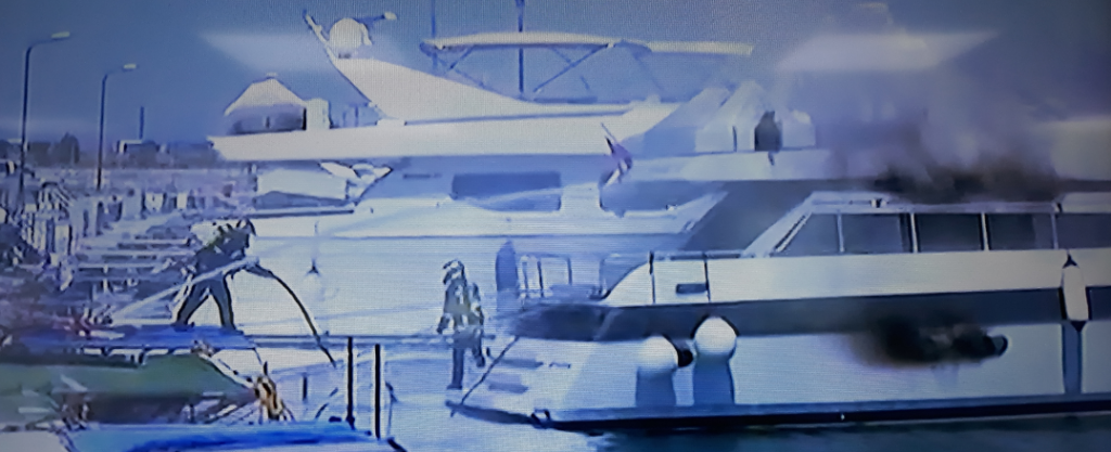 Φωτιά σε σκάφος σε μαρίνα της Γλυφάδας