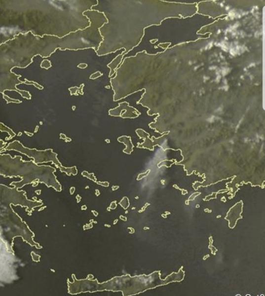 Στα νησιά του Αιγαίου ο καπνός από μεγάλη φωτιά στην Τουρκία (Εικόνες)
