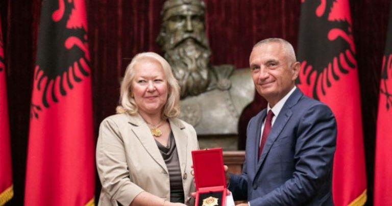 Προκαλούν οι Αλβανοτσάμηδες για τη βράβευση της ελληνίδας πρεσβευτή στα Τίρανα