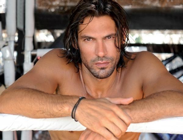 Ο Γιάννης Σπαλιάρας στα… όπλα σε γυρίσματα νέας σειράς